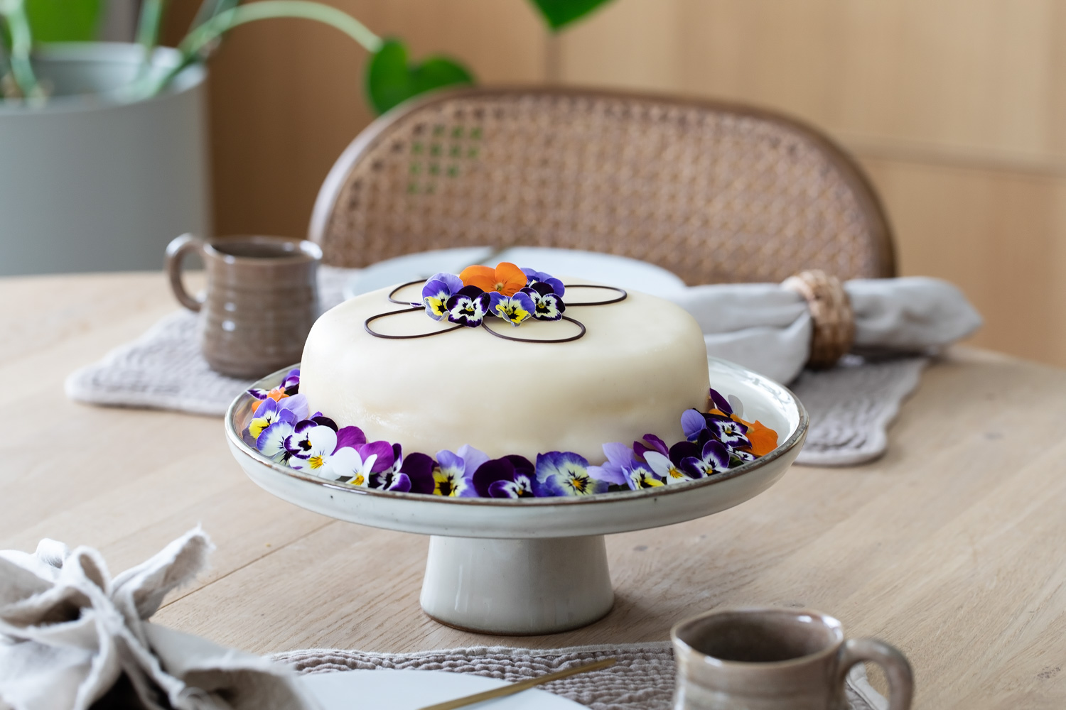Kake pyntet med viola